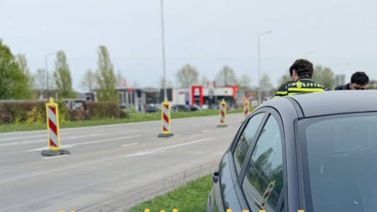 De man reed de middenberm in voor de ogen van de agenten, ze besloten de bestuurder daarom te controleren. (Foto: politie_landvancuijk / Instagram.)