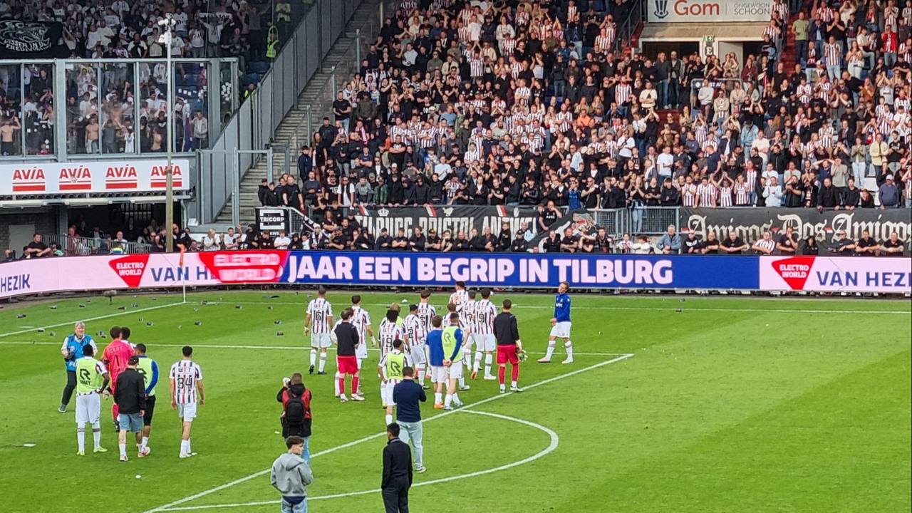 Spelers Willem II bedanken de supporters. (Foto: Leon Voskamp)