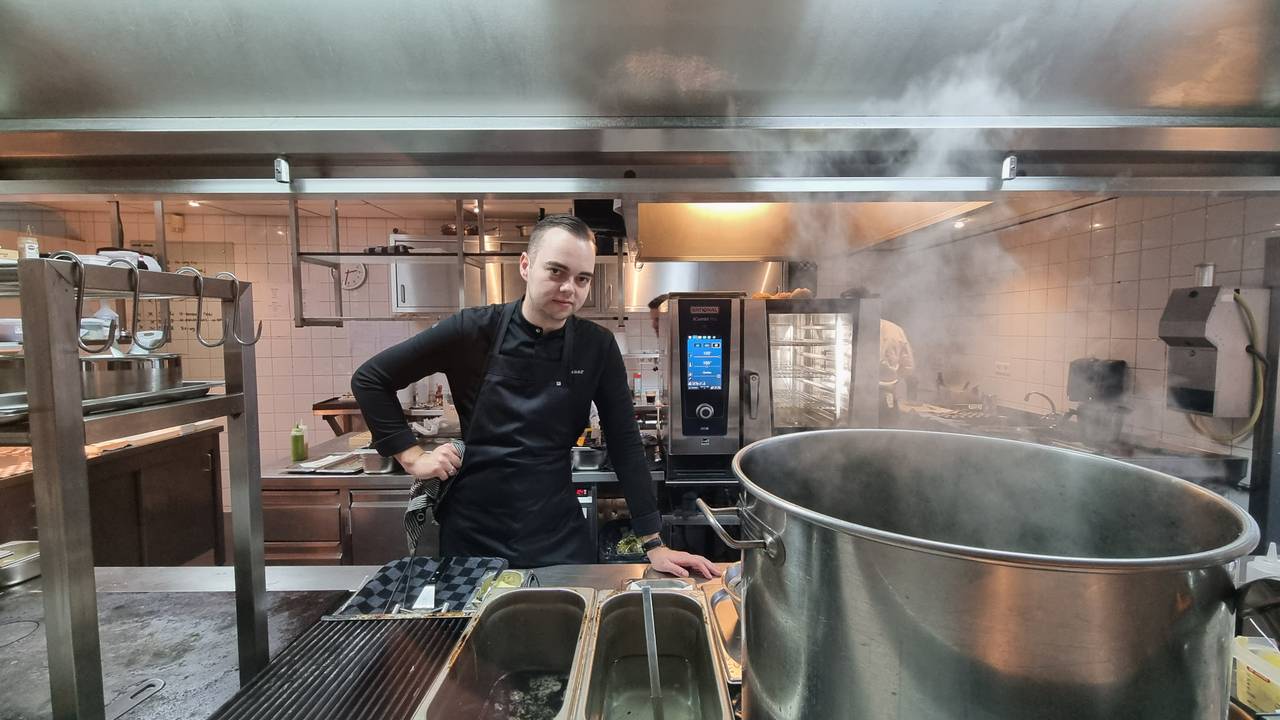 Cas Pikaar in de keuken van zijn sterrenrestaurant in Hilvarenbeek (foto: Collin Beijk).