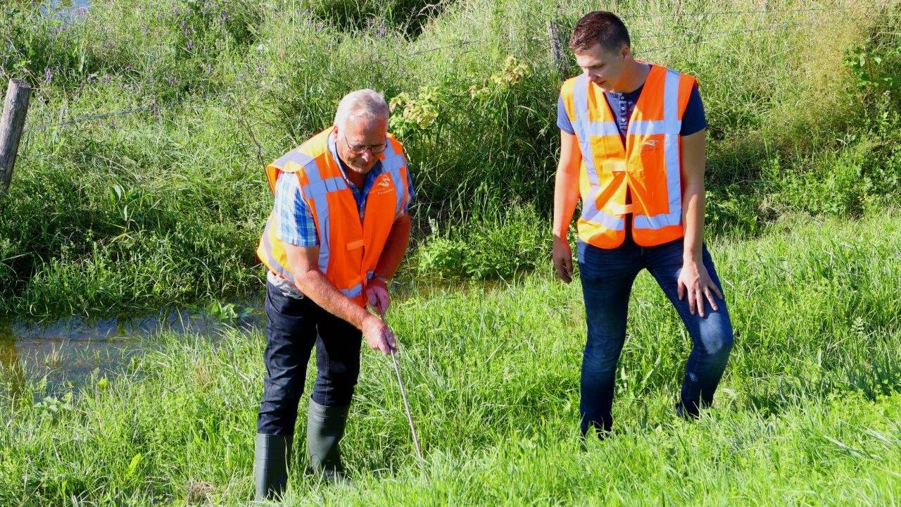 Door het aanhoudende hoogwater raken de dijken verzadigd en zwak. (Foto:Bart Meesters / Meesters Multi Media)