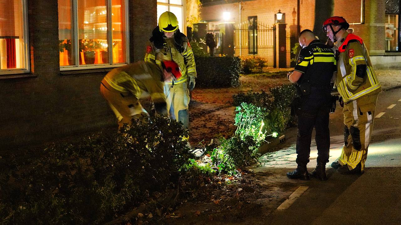 Auto ramt tegen huis en geparkeerde auto's (foto: Jeroen Stuve/SQ Vision).