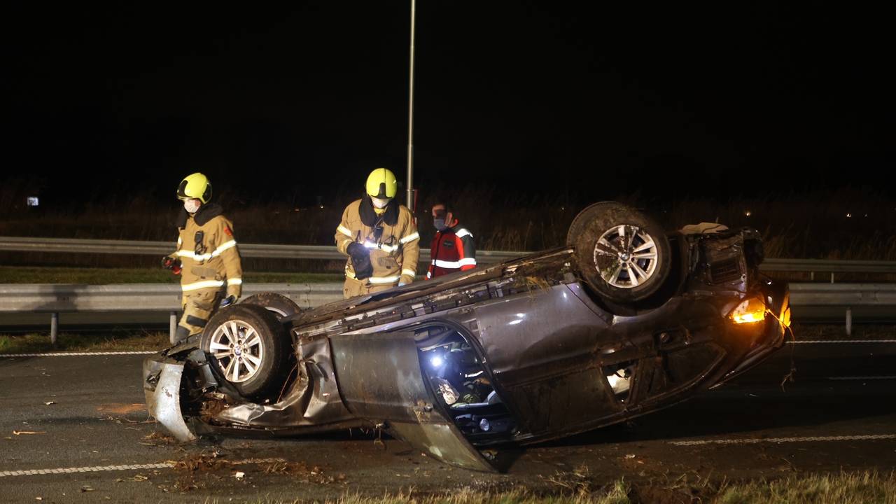 Een van de wagens belandde op de kop, de andere eindigde in de greppel (foto: Bart Meesters/SQ Vision Mediaproducties).