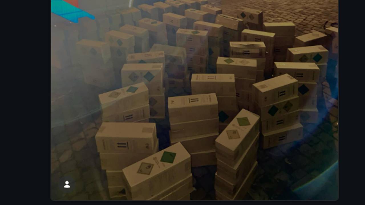 Politie vindt veel lachgas in een loods in Tilburg (foto: politie).