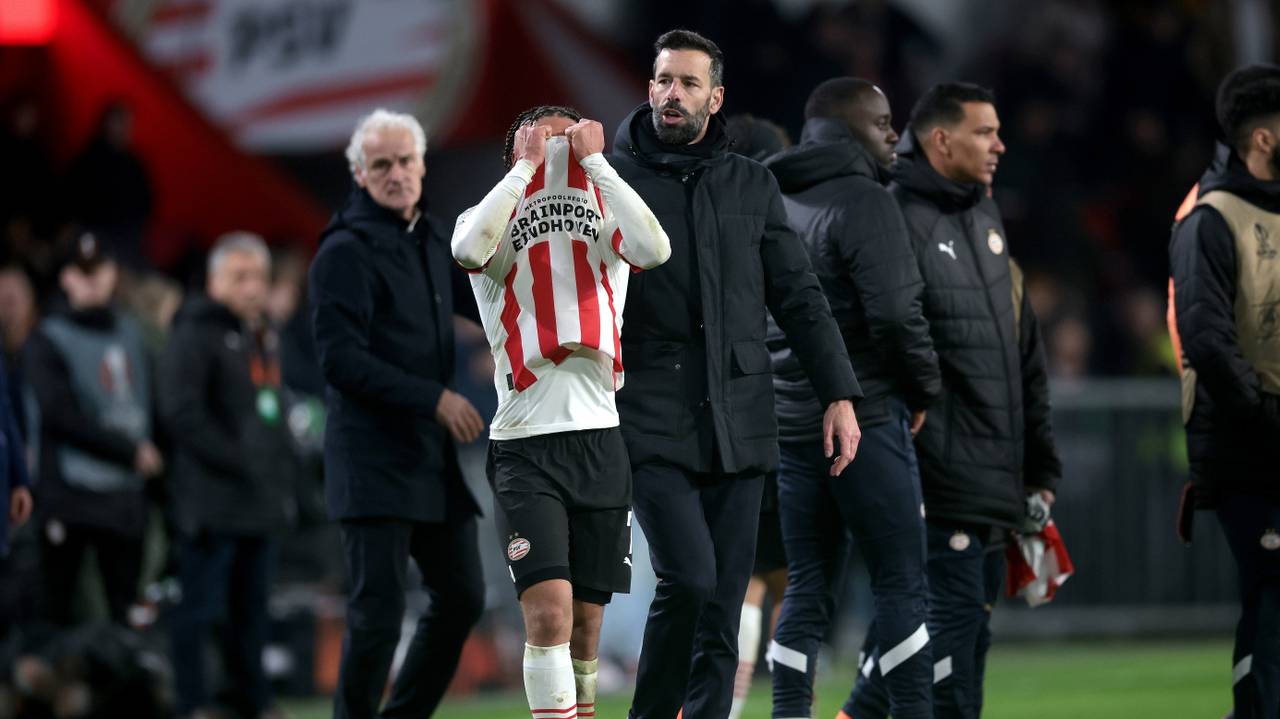 Ruud van Nistelrooij pept zijn spelers op na de uitschakeling (Foto: ANP)