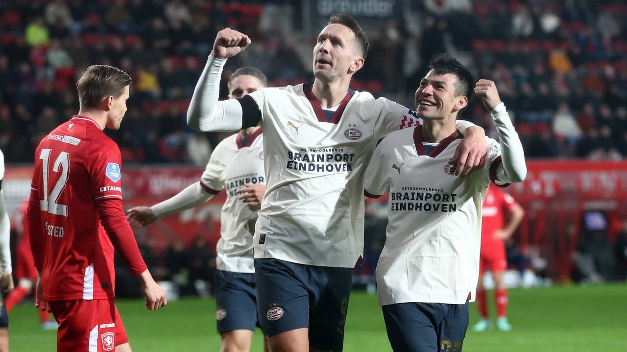 Lozano en De Jong vieren de tweede PSV-treffer (foto: ANP).