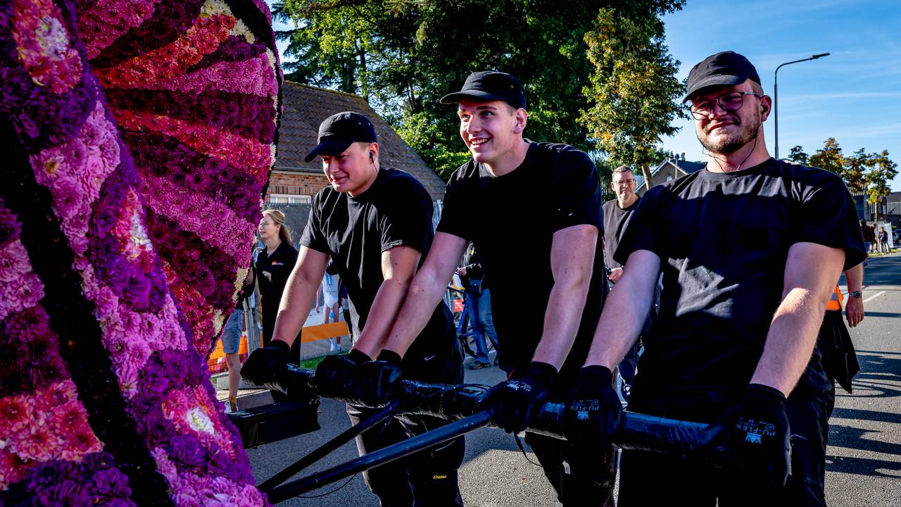 Leden van Buurtschap 't Stuk duwen hun wagen vooruit (foto: Eye4images B.V. / Marcel van Dorst).
