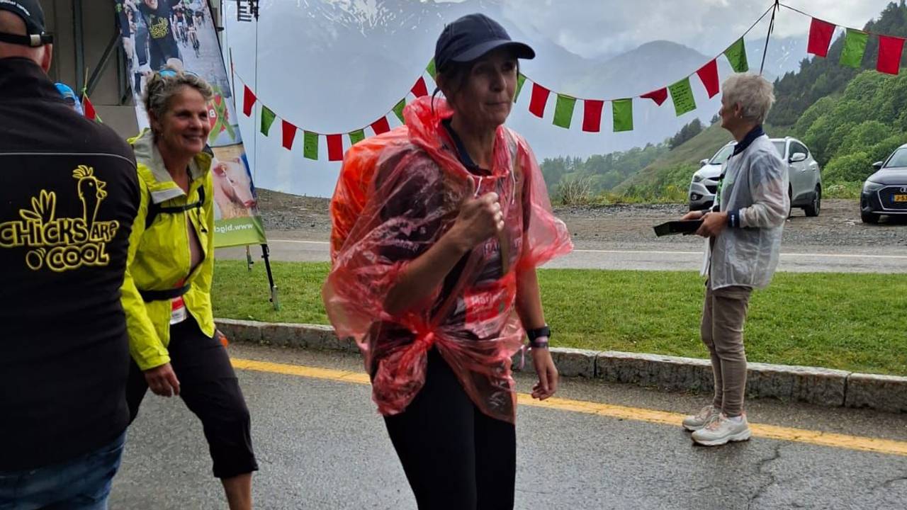 Het regent maar weer eens op de Alpe d'Huez. (Foto: Raymond Merkx)