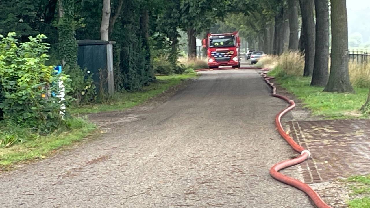 Het vuur aan de Langenboomseweg in Zeeland zou ontstaan zijn door broei (foto: Marco van den Broek/SQ Vision).