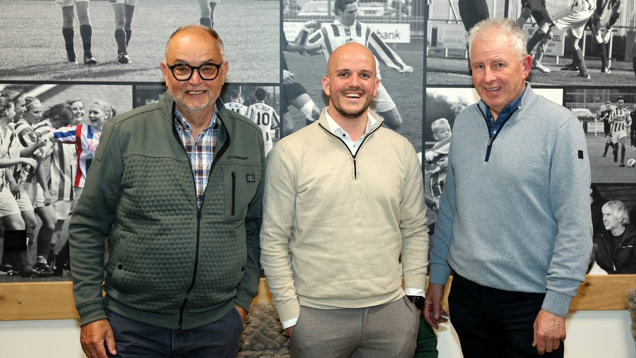 Clubicoon Erick de Roon, voorzitter Thijs Kramer en archivaris Mari van Ee (Foto: Leon Voskamp).