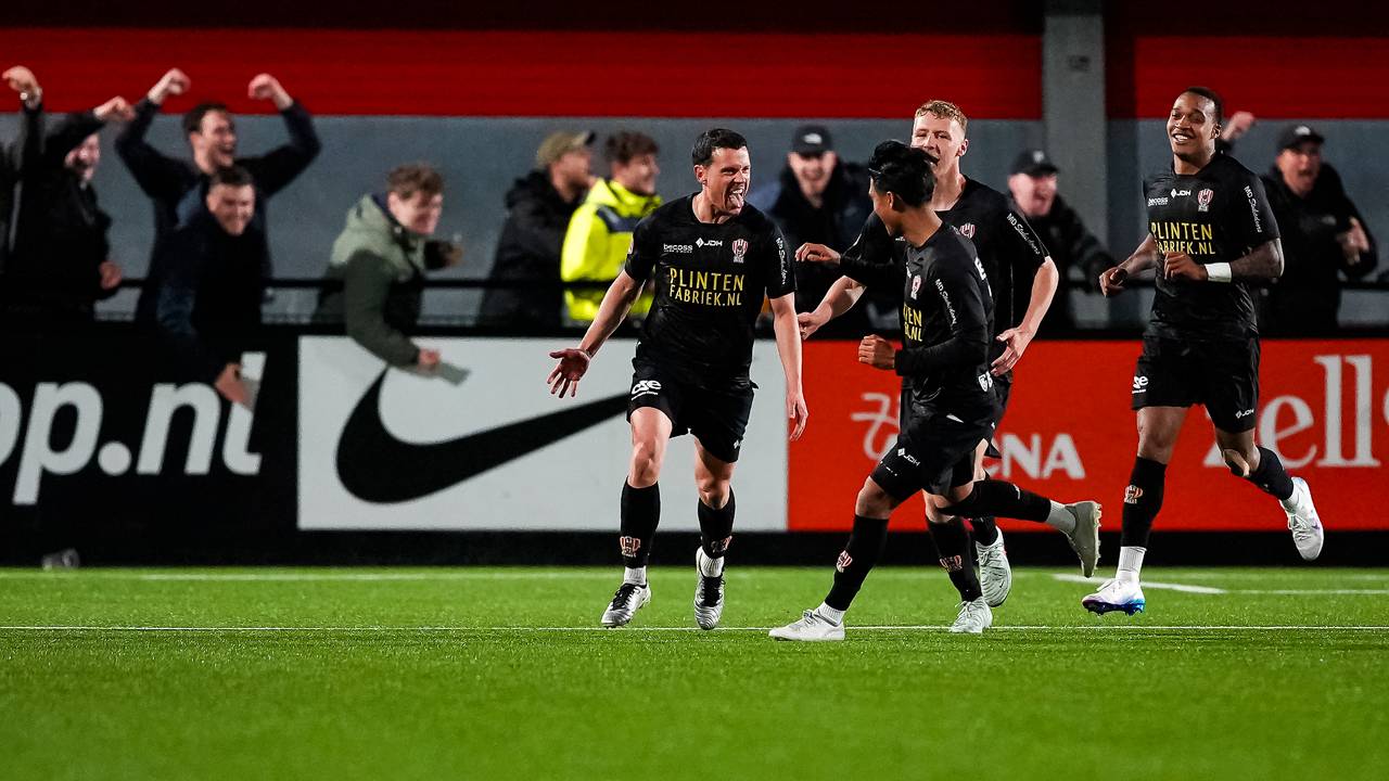 TOP Oss-aanvaller Giovanni Korte viert feest met zijn teamgenoten na de 1-1. (Foto: Jan Mulder/Orange Pictures)