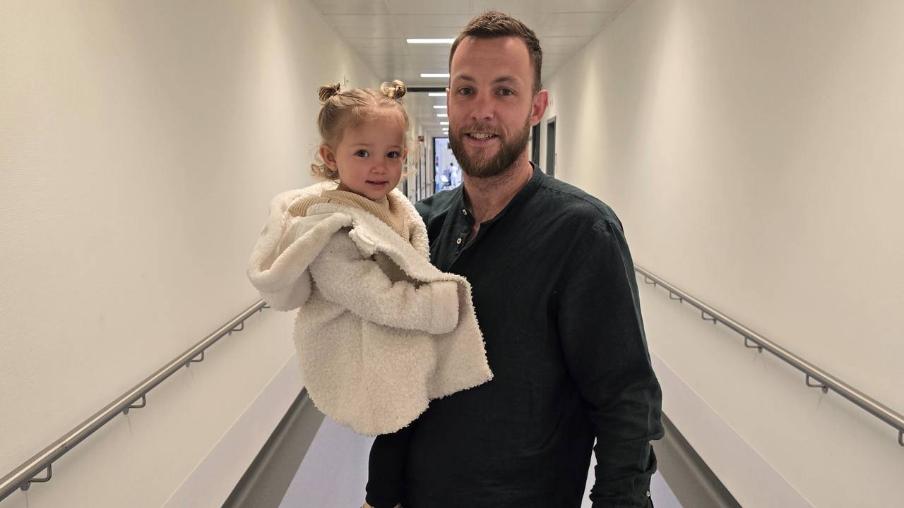 Robbie Hageman met zijn dochter Eva op de arm.