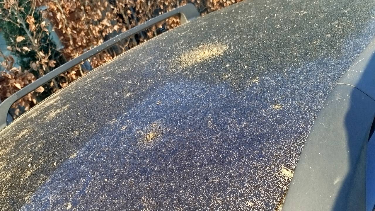 De auto van Paul zat onder het zand nadat een ballonvaarder zijn ballast loste (foto: Paul van de Vossenberg).