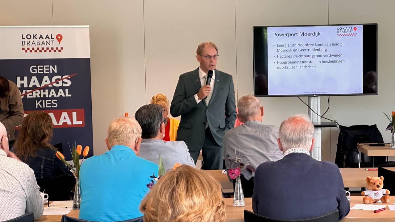 Fractievoorzitter Hubert Koevoets spreekt de leden van Lokaal Brabant toe (foto: Jan Peels)