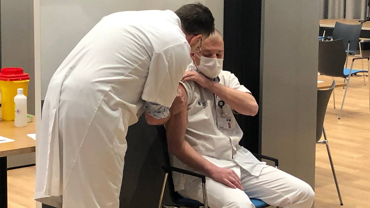 Personeel van het Catharina Ziekenhuis wordt ingeënt.