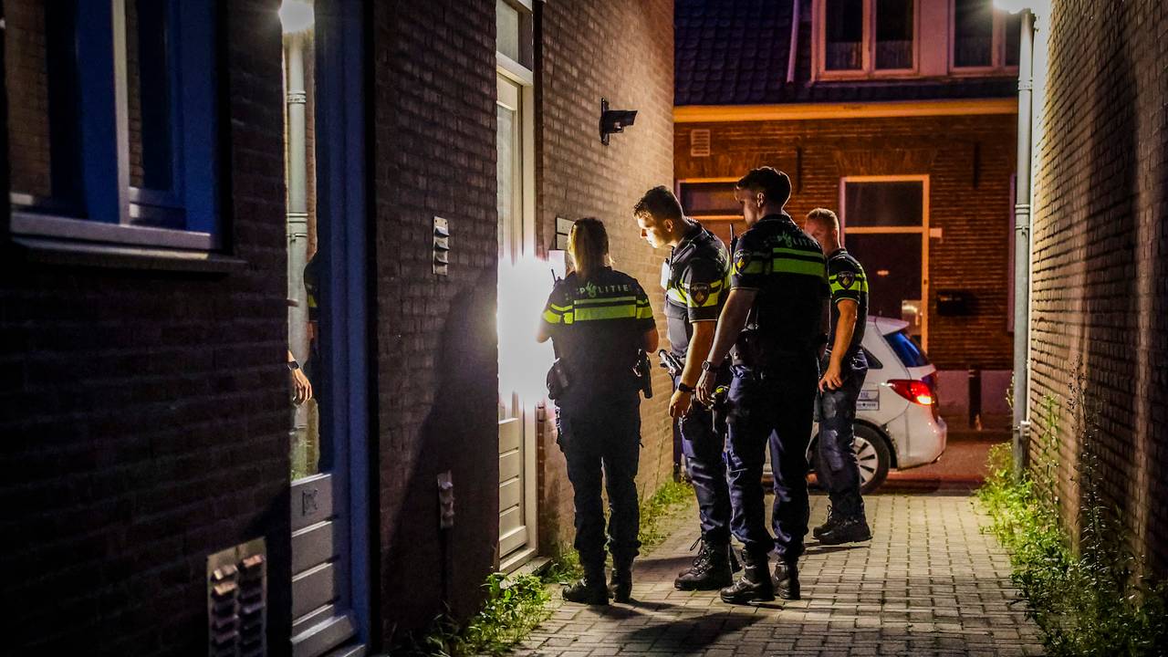 De politie doet onderzoek na de beroving op de Hoogstraat in Eindhoven (foto: SQ Vision).