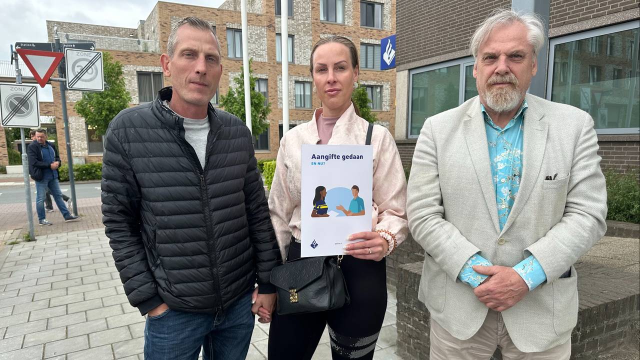 Bart en Leonie Hülters met advocaat Peter Schouten (r).