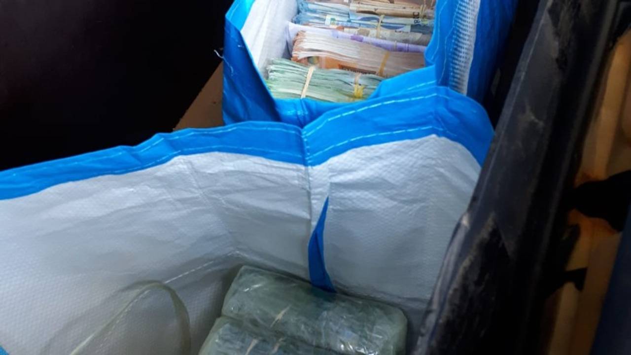Het geld en de drugs zaten in boodschappentassen (foto: politie).