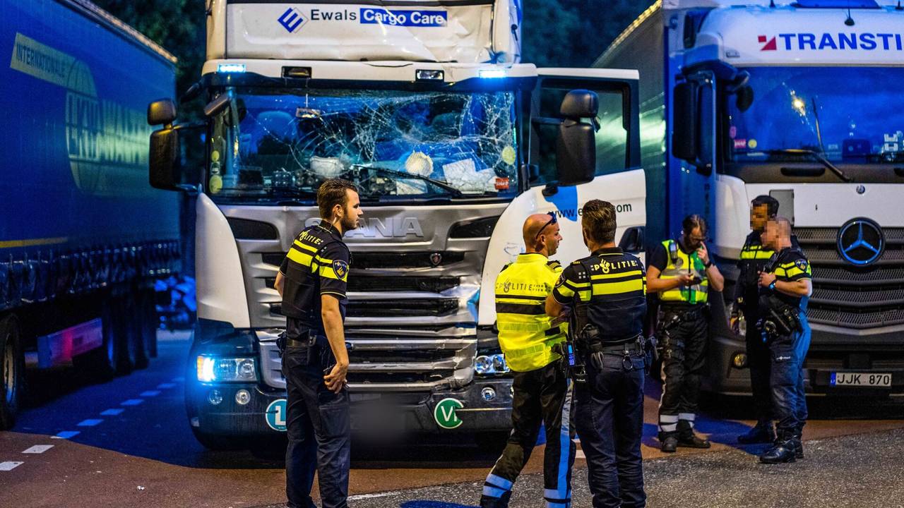 Agenten bij de vrachtwagen in Maarheeze (foto: Dave Hendriks/SQ Vision).