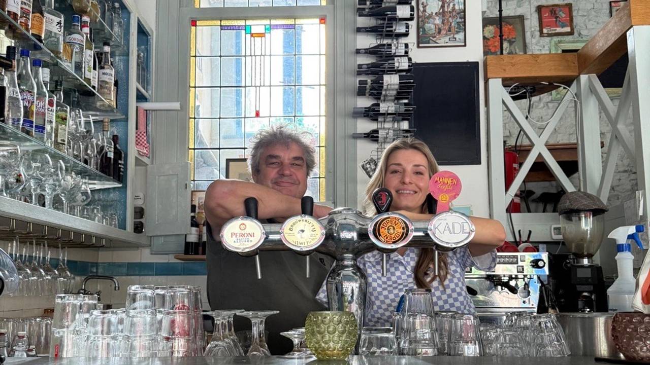 Frank en Nina achter de bar tijdens de opnames van de podcast (foto: Omroep Brabant).