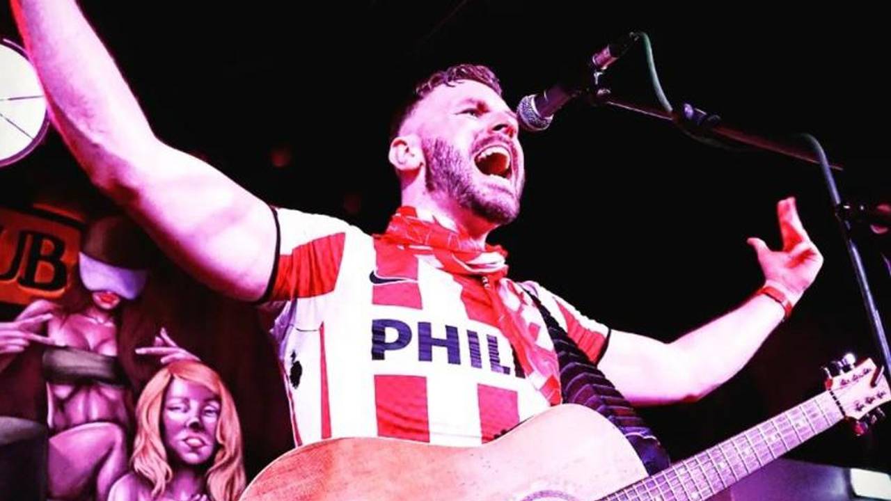 Stephen Cooper in een PSV-shirt in Kopenhagen