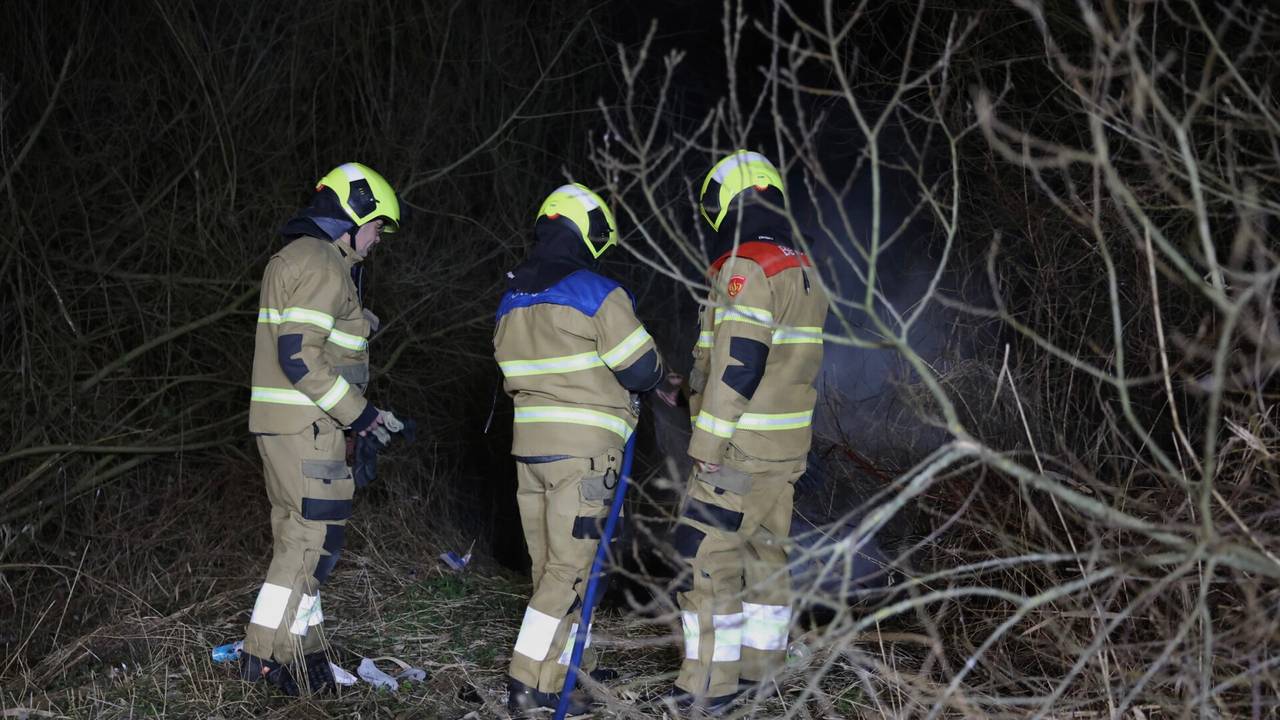 De brandweer doofde het vuur achter het tankstation in Boxtel (foto: Sander van Gils/SQ Vision).