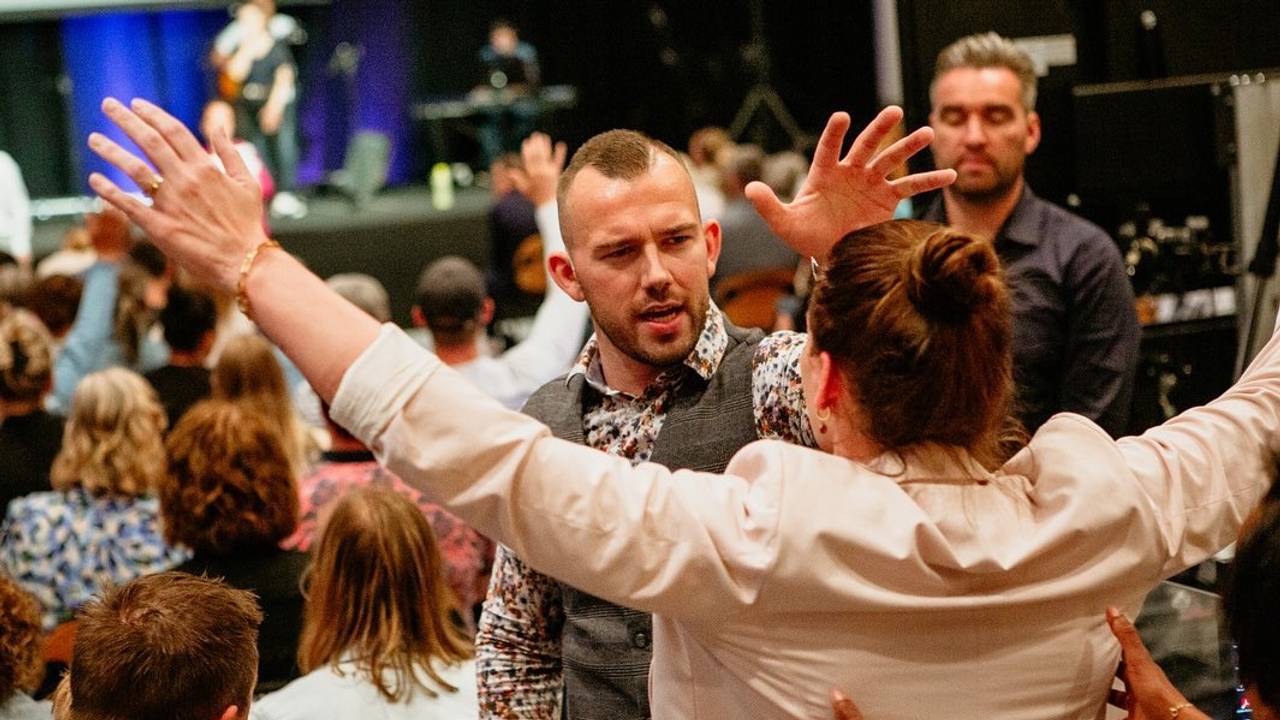 Tom de Wal tijdens een van zijn diensten (Foto: Facebook Frontrunners Ministries).