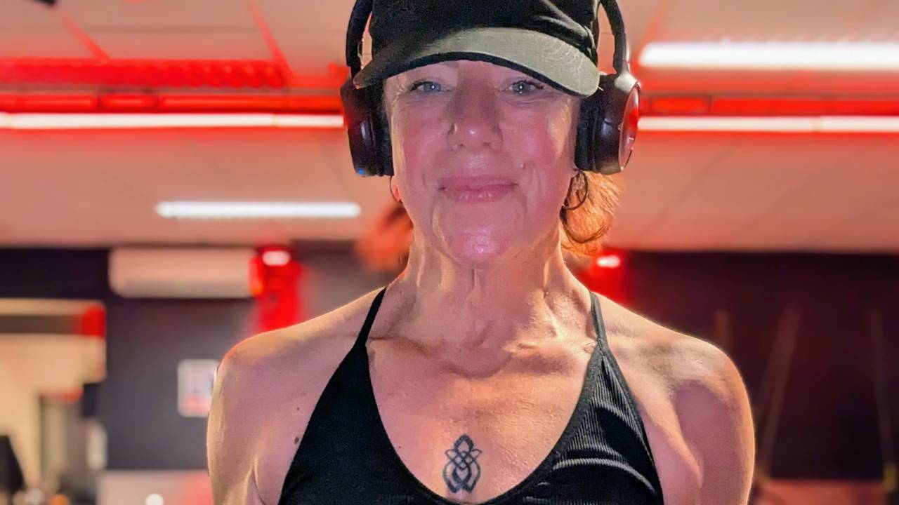 Sonja in haar 'kracht' met haar tattoo (privéfoto).