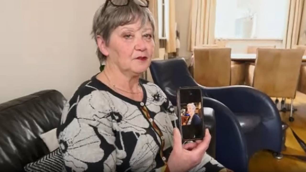 Lies Damen met op de telefoon haar moeder Trees.