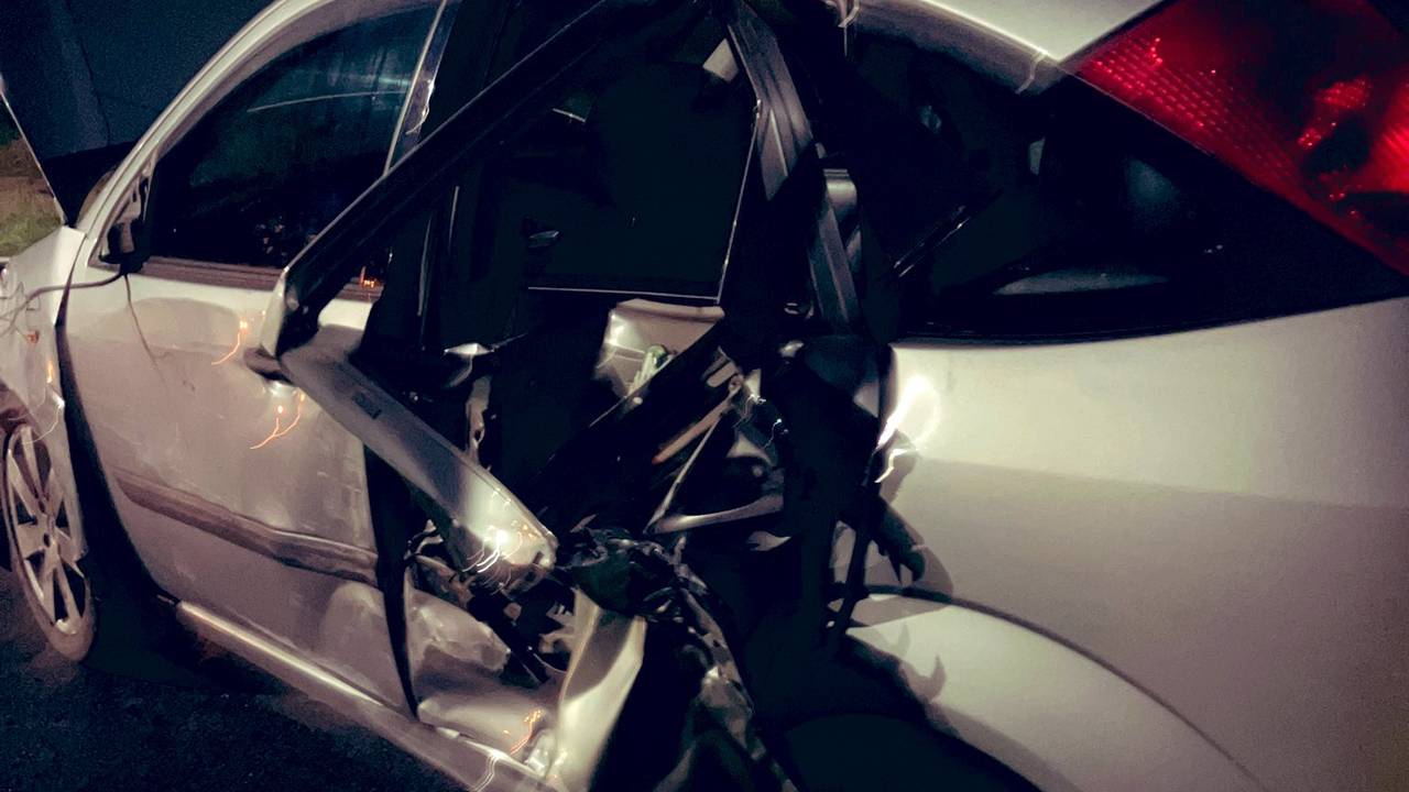 De auto raakte bij de crash op de N65 zwaar beschadigd (foto: X/Wis_Robert).