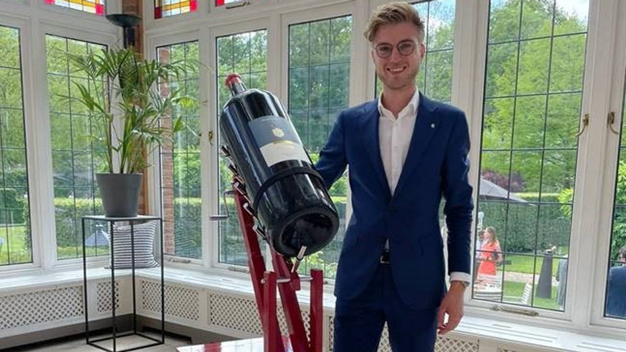Maître-sommelier Leon Aben met de bijzondere fles wijn (foto: Kasteel Maurick).
