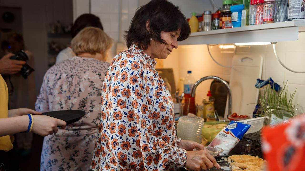 Yoroslave uit OekraÏne kookt voor Ossenaren (foto: Chesak Alina).