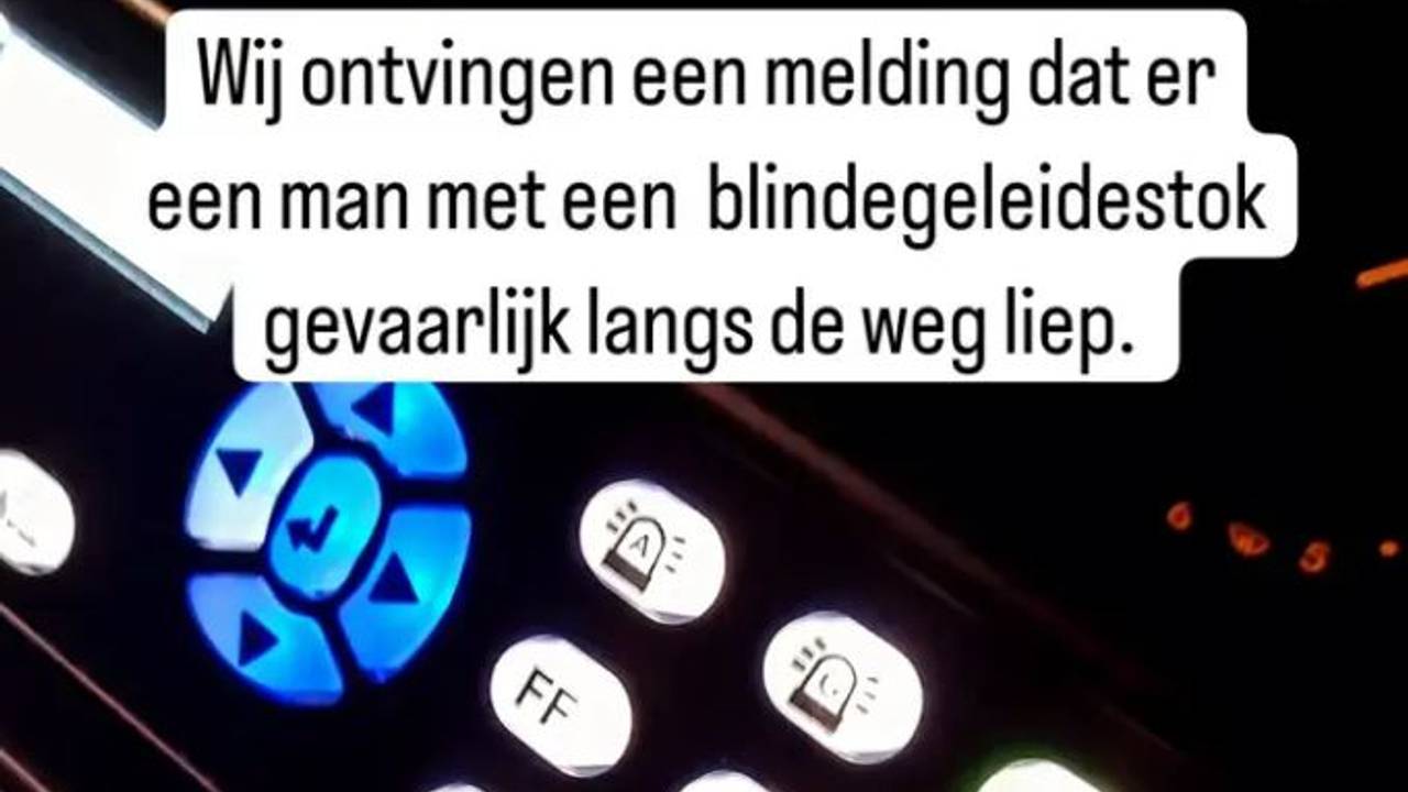 Politie haalt blinde man van de weg (Foto: politie)