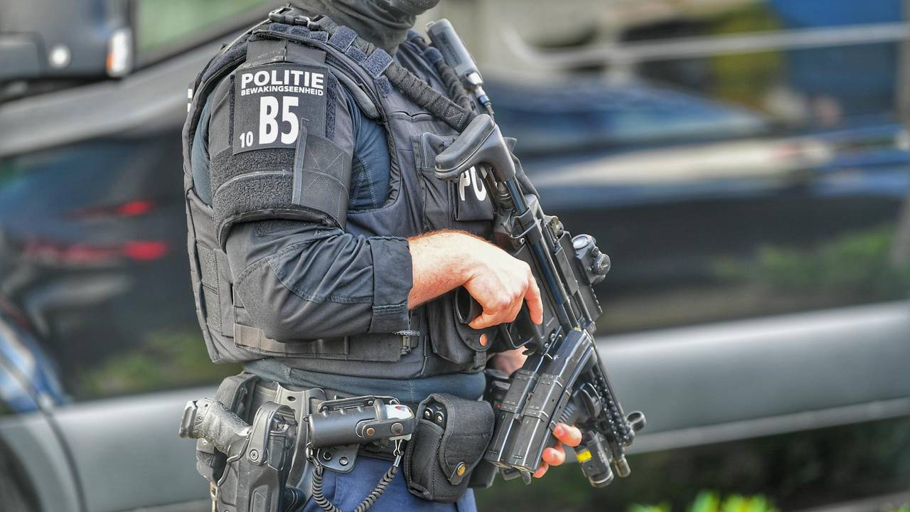 Zware bewapening bij het ruimen van het drugslab in Maarheeze (foto: Rico Vogels/SQ Vision).