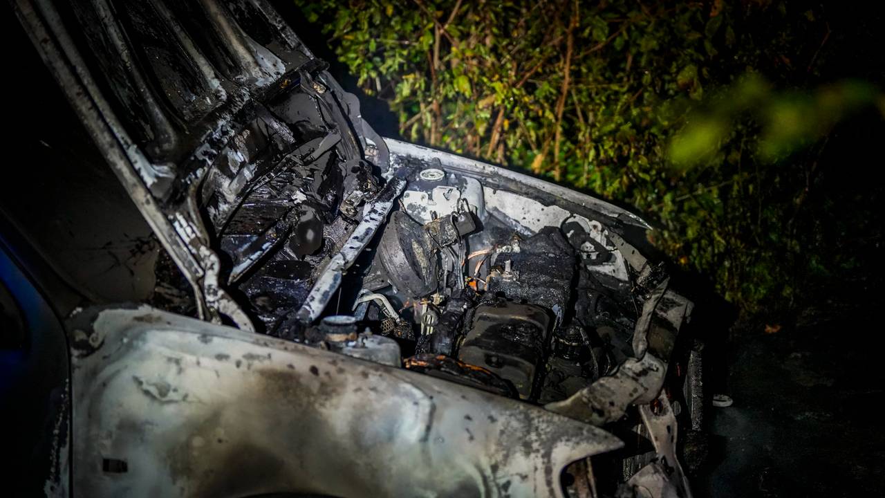 Van de auto in de Hudsonlaan in Eindhoven bleef weinig over (foto: SQ Vision).