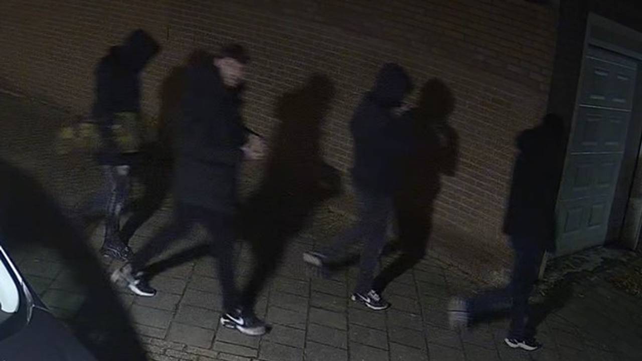 De inbrekers gingen met z'n vieren het huis binnen (foto: Politie Oost-Brabant).