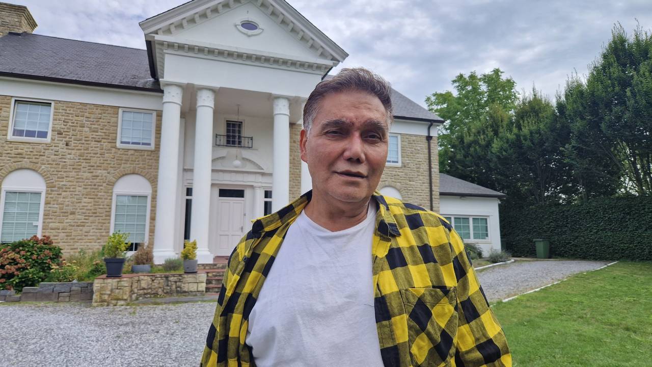 Jimmy Prins bij zijn 'Elvis-huis' (foto: Noël van Hooft)