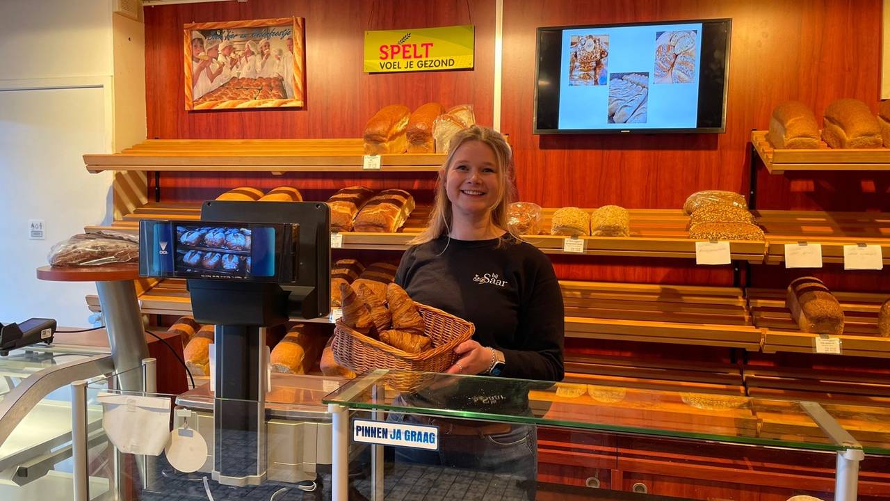 Sarah den Hertog in haar nieuwe bakkerij.