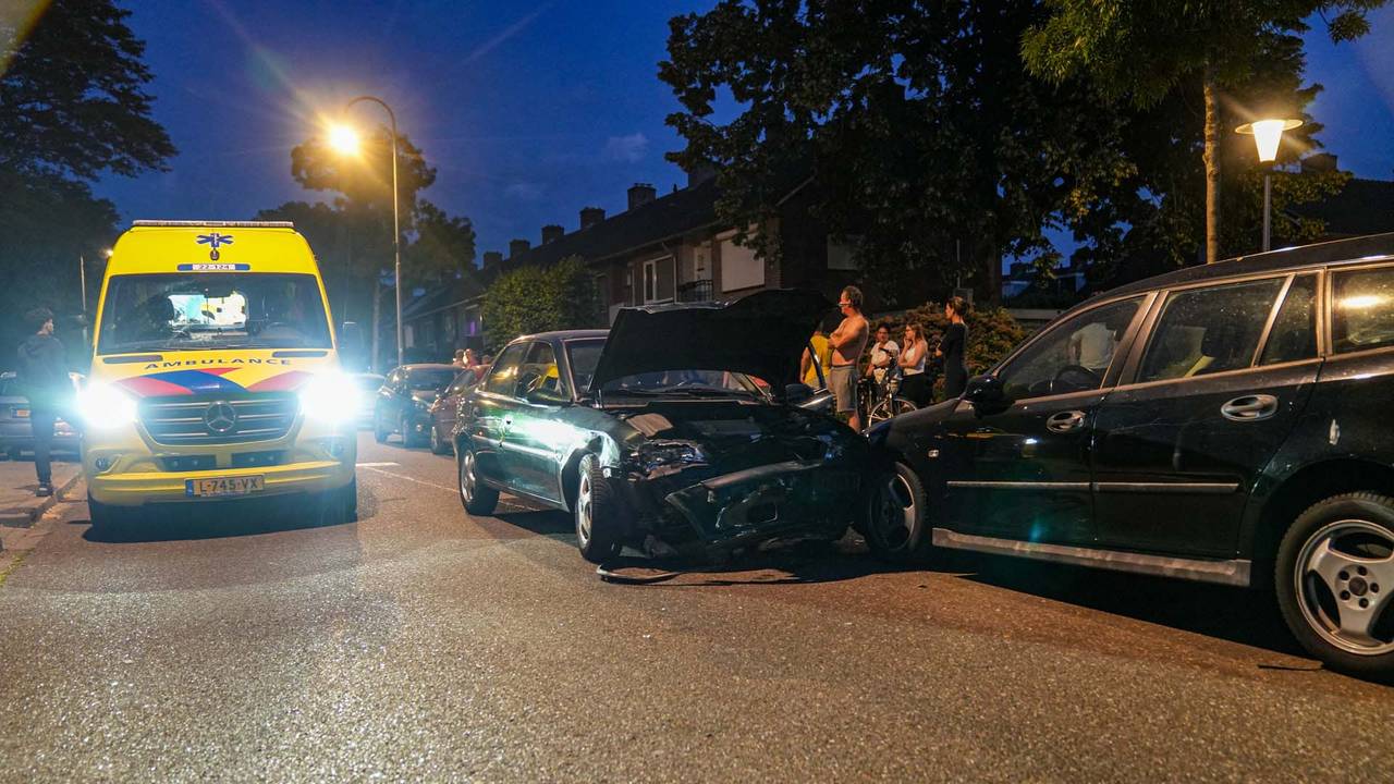 De bestuurder zou onwel zijn geworden en daardoor op vijf geparkeerde auto's in Helmond zijn gebotst (foto: Harrie Grijseels/SQ Vision).