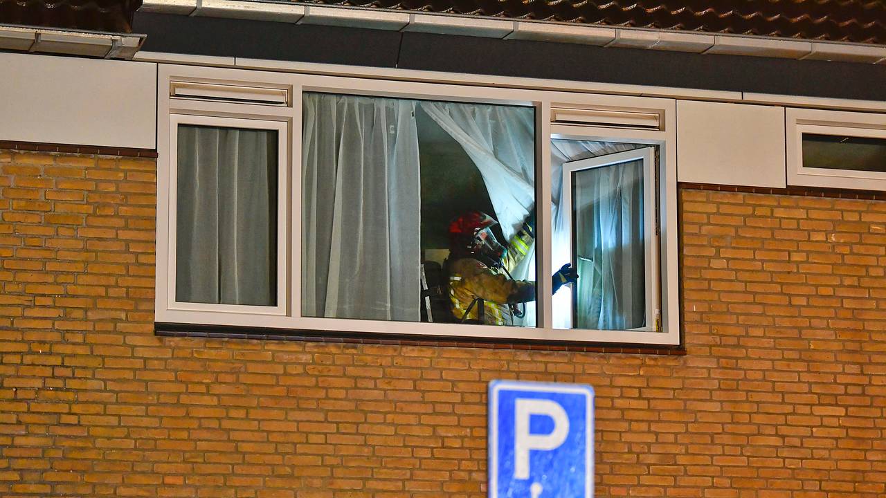 De brandweer ventileerde het huis aan de Pompenmaker in Veldhoven na de brand (foto: Rico Vogels/SQ Vision).