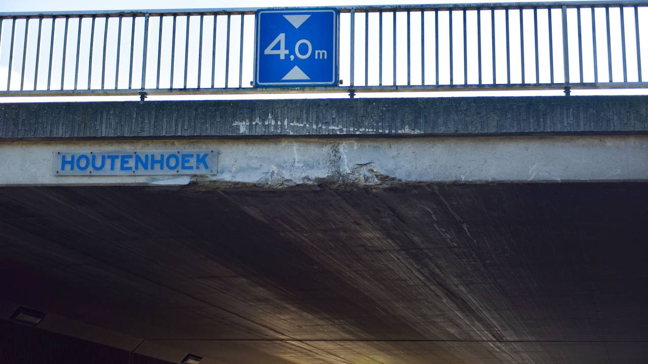 Vrachtwagen raakt brug (foto: Walter van Bussel/SQ Vision).