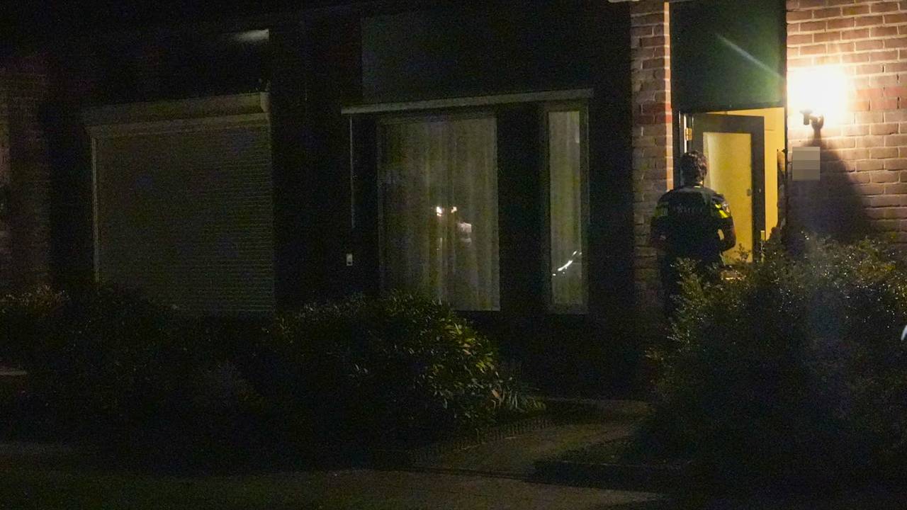 Politie bij het huis in Deurne waar een overvaller probeerde binnen te komen (foto: Harrie Grijseels / Persbureau Heitink). 
