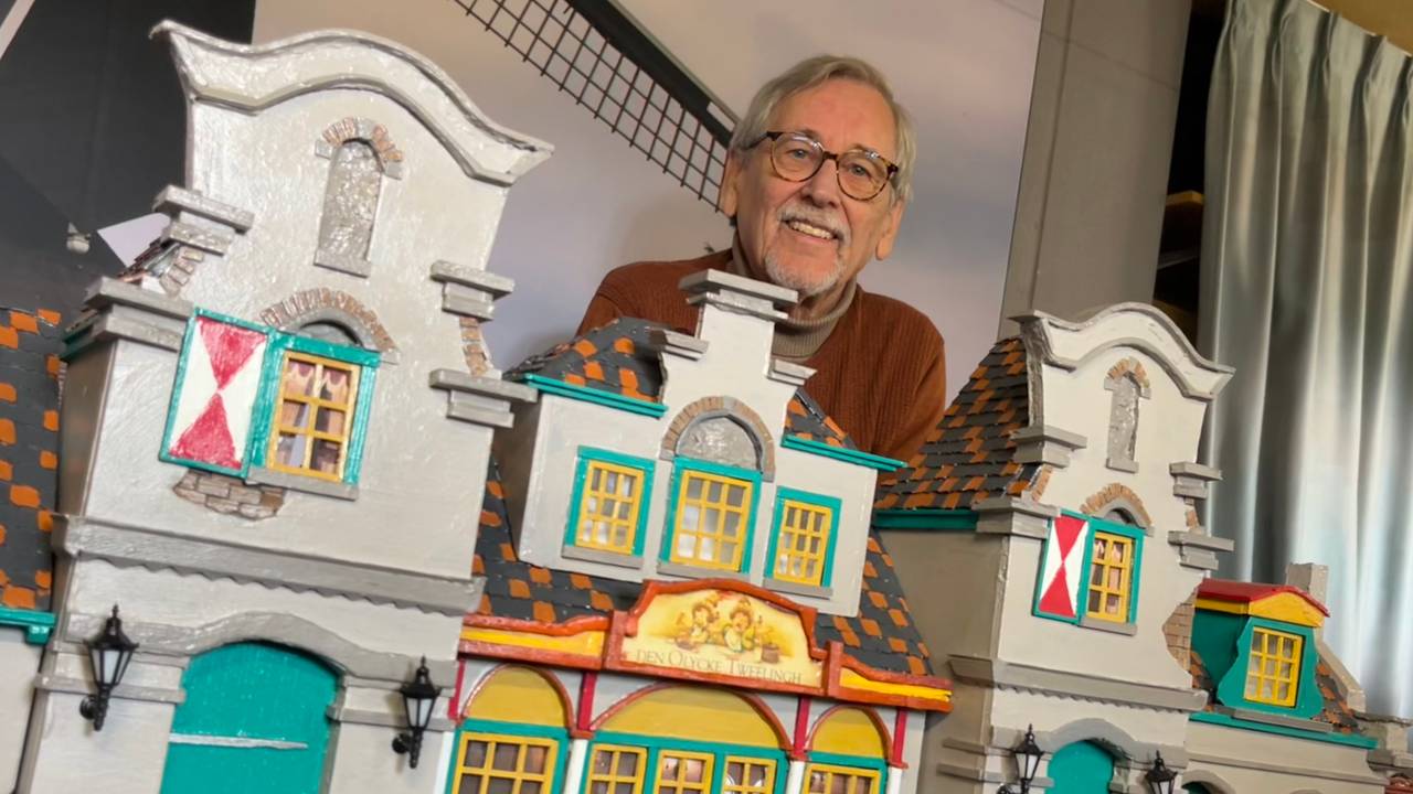 Theo Schelle met zijn zelfgemaakte Anton Pieckplein (foto: Eva de Schipper/Omroep Brabant).