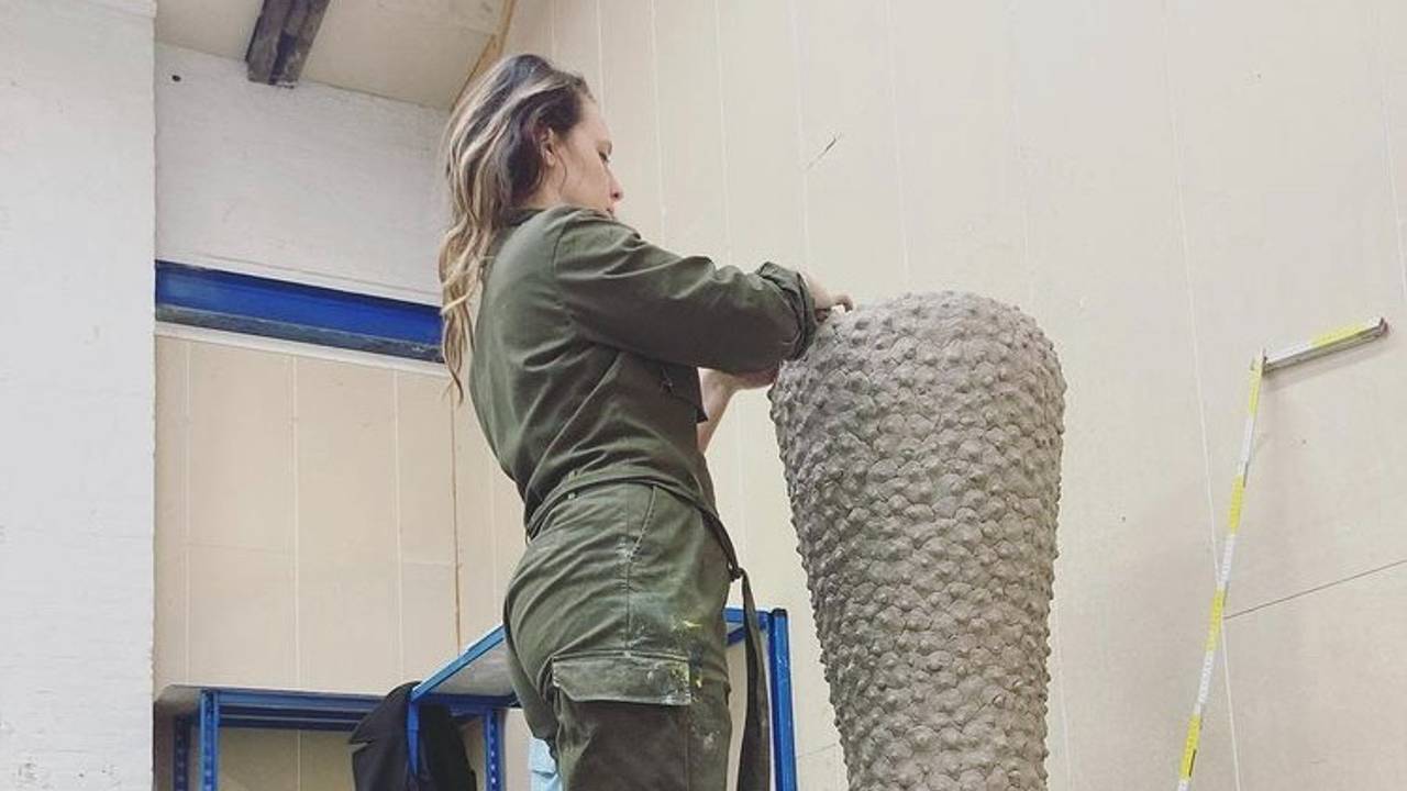 Natasja werkt aan de Bossche Tepelvaas van een meter hoog.