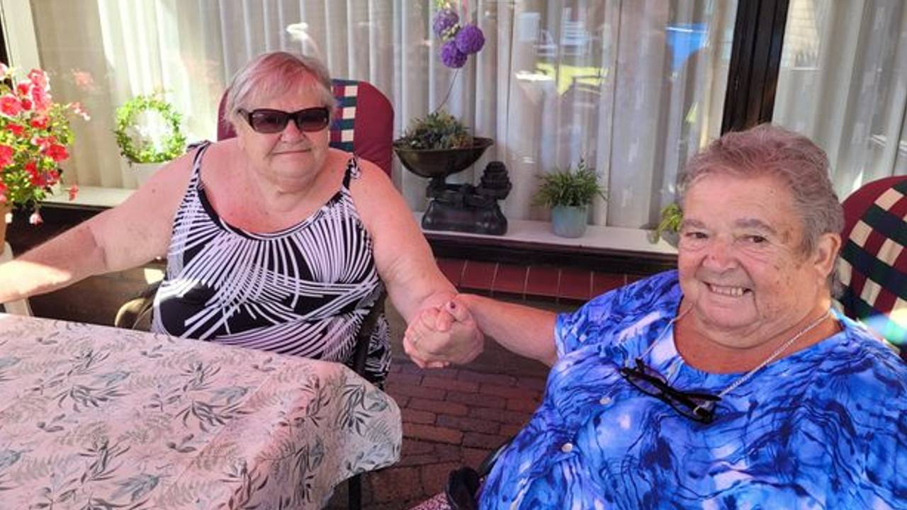 Annie (links) en haar halfzus Sheila laten elkaar niet meer gaan (foto:privécollectie)