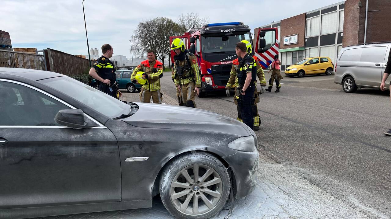 Het vuur ontstond onder de motorkap van de auto (foto: Jeroen Stuve/SQ Vision).