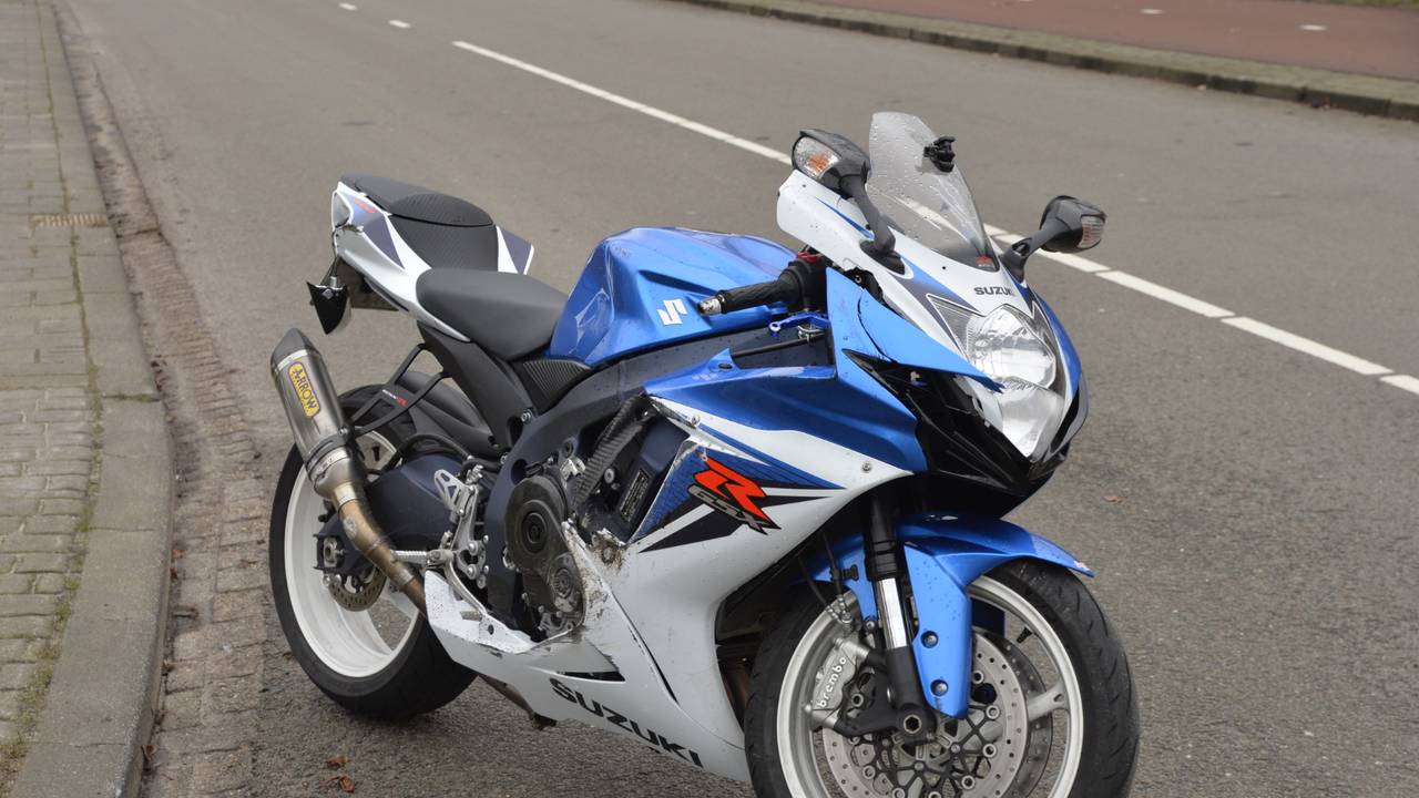 De motor waarmee de bestuurder ten val kwam (foto: Perry Roovers/SQ Vision).