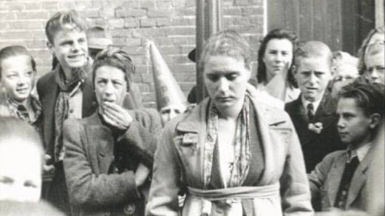 Vermeende landverraadster wordt belaagd, locatie onbekend (Foto: NIMH).