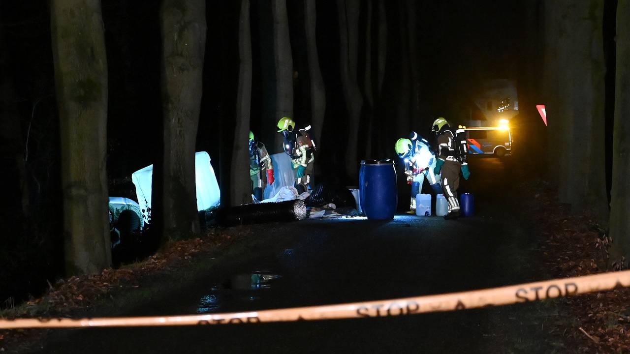 Brandweer en politie doen onderzoek (foto: Perry Roovers/SQ Vision Mediaprodukties).