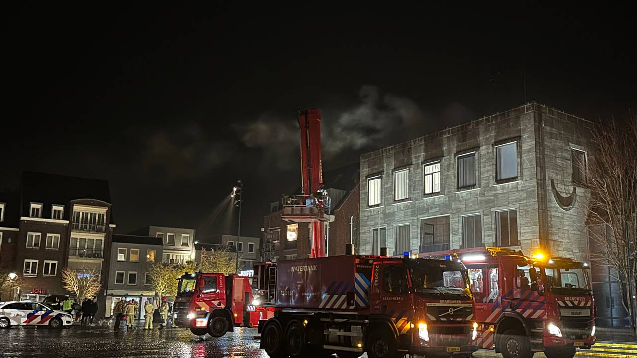 Vanwege de rook bij het gemeentehuis in Best rukte de brandweer groots uit (foto: Sander van Gils/SQ Vision).