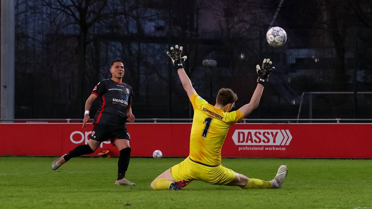 Justin Mathieu opent de score voor TOP Oss, de Utrechtse keeper Kevin Gadellaa is kansloos (foto: OrangePictures).